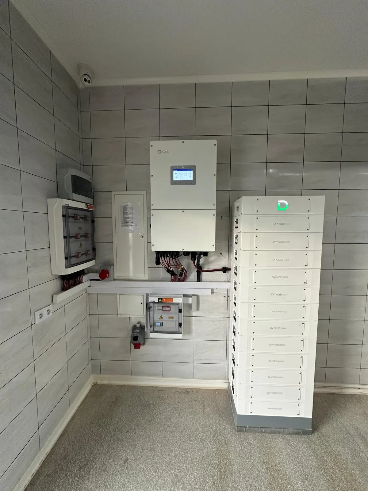Magazyn energii z falownikiem hybrydowym