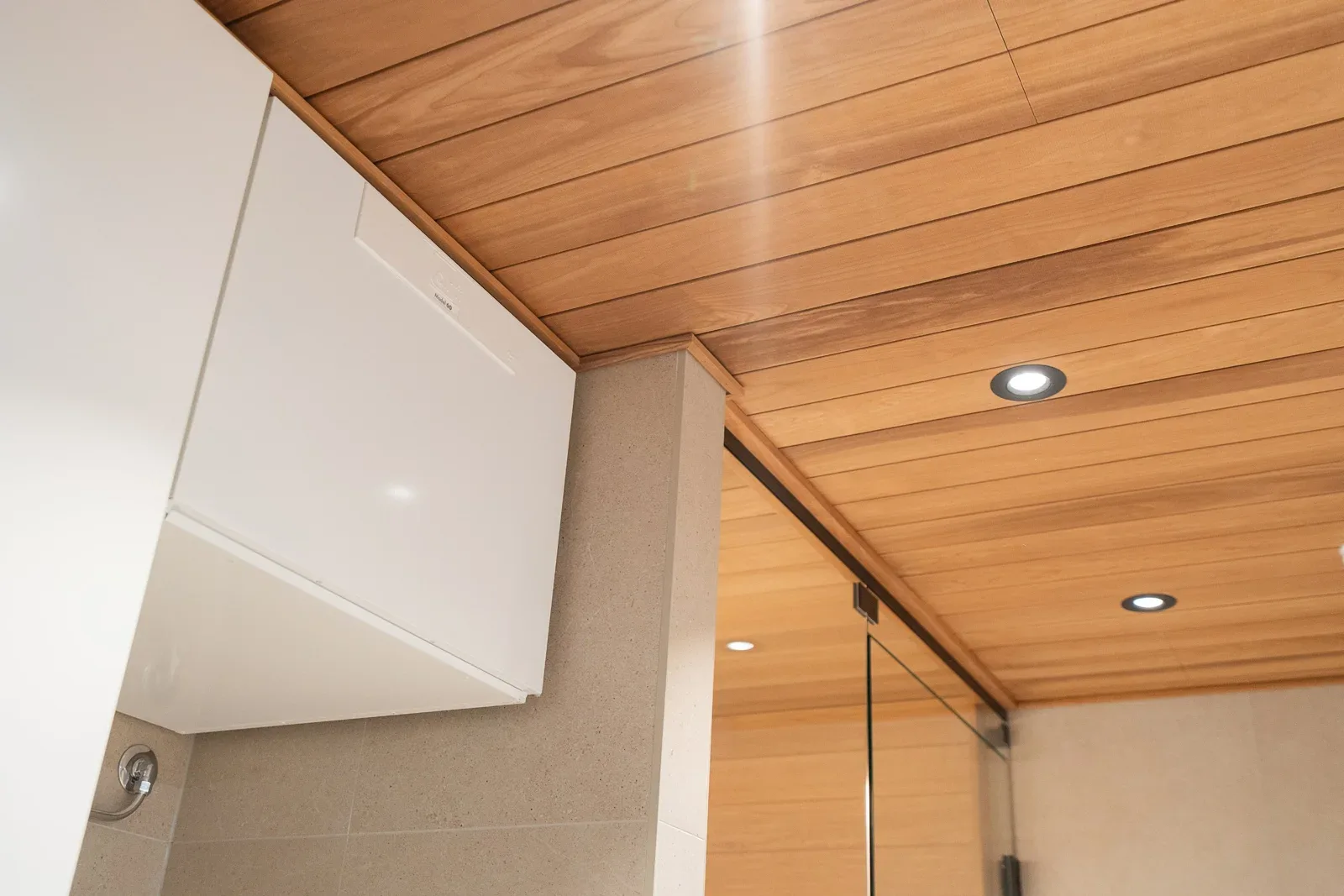 Centrala rekuperacji Airfi Model 60 pod sufitem
