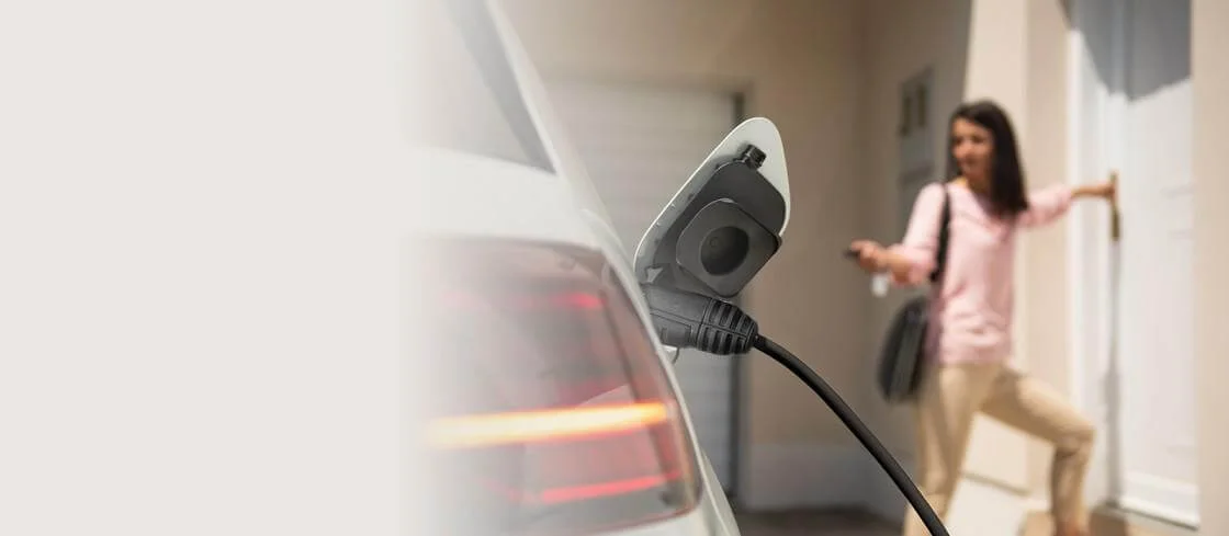 Samochód elektryczny ładowany przy domu jednorodzinnym z fotowoltaiką